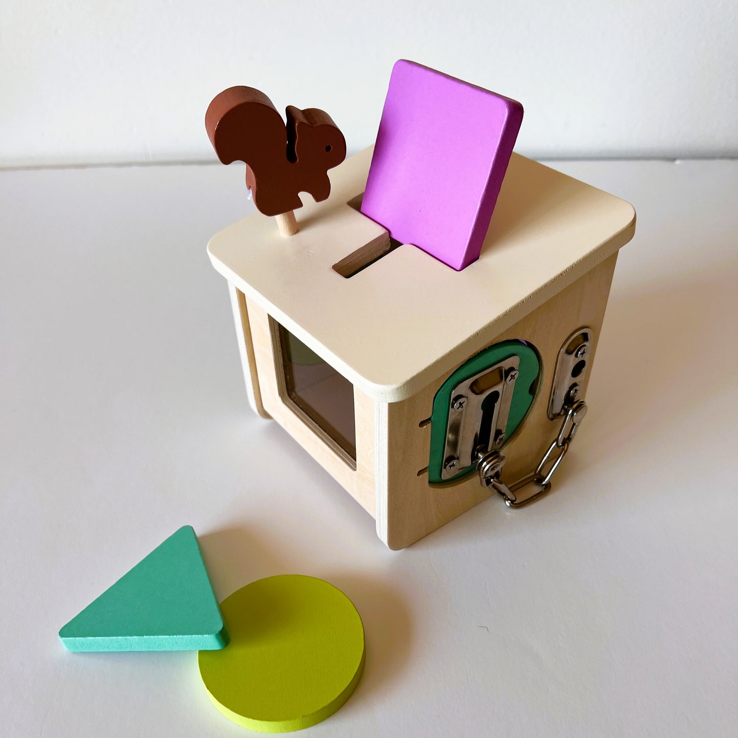 Caja de permanencia Montessori - Formas, cerraduras y ventanas