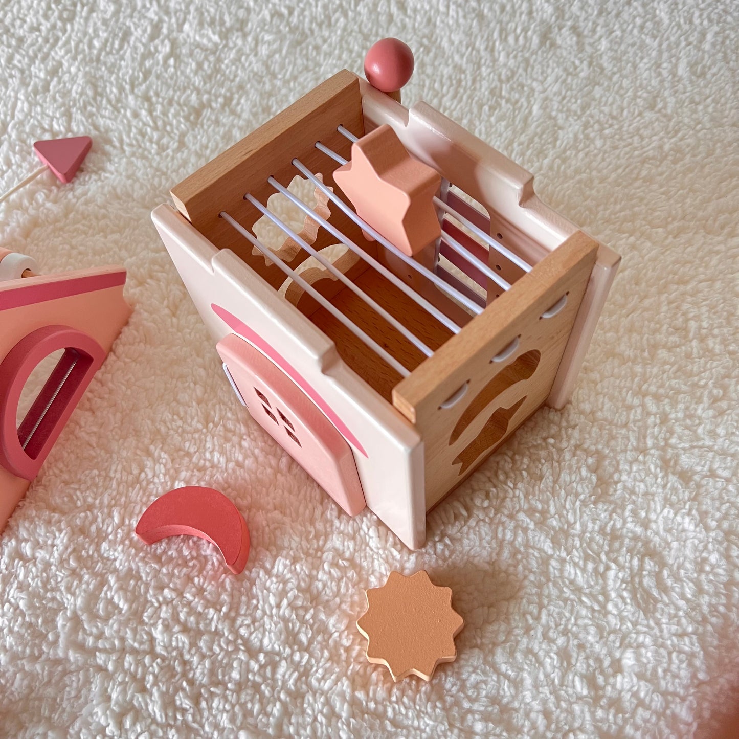 Casa de actividades de madera - Juego de encajables sensorial