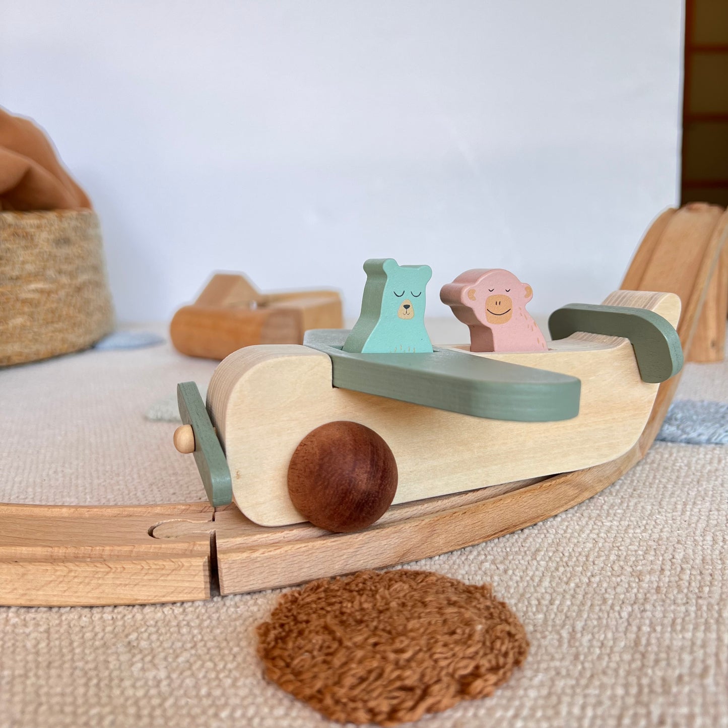 Avión de madera con pasajeros