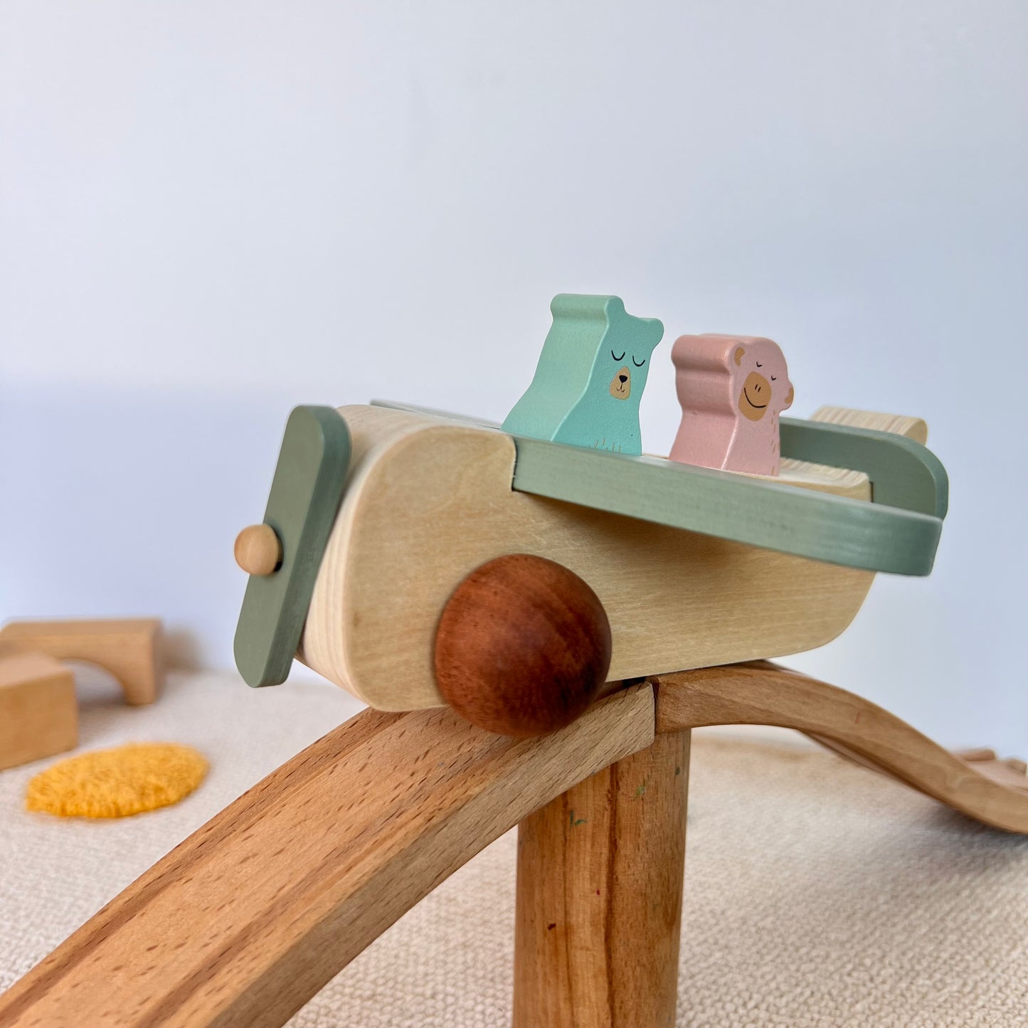 Avión de madera con pasajeros