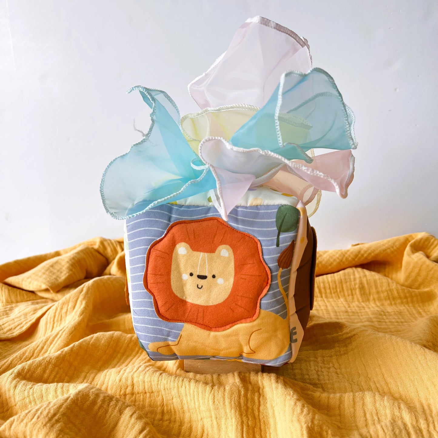 Caja Sensorial con Pañuelos de Tela – Arcoíris de Diversión