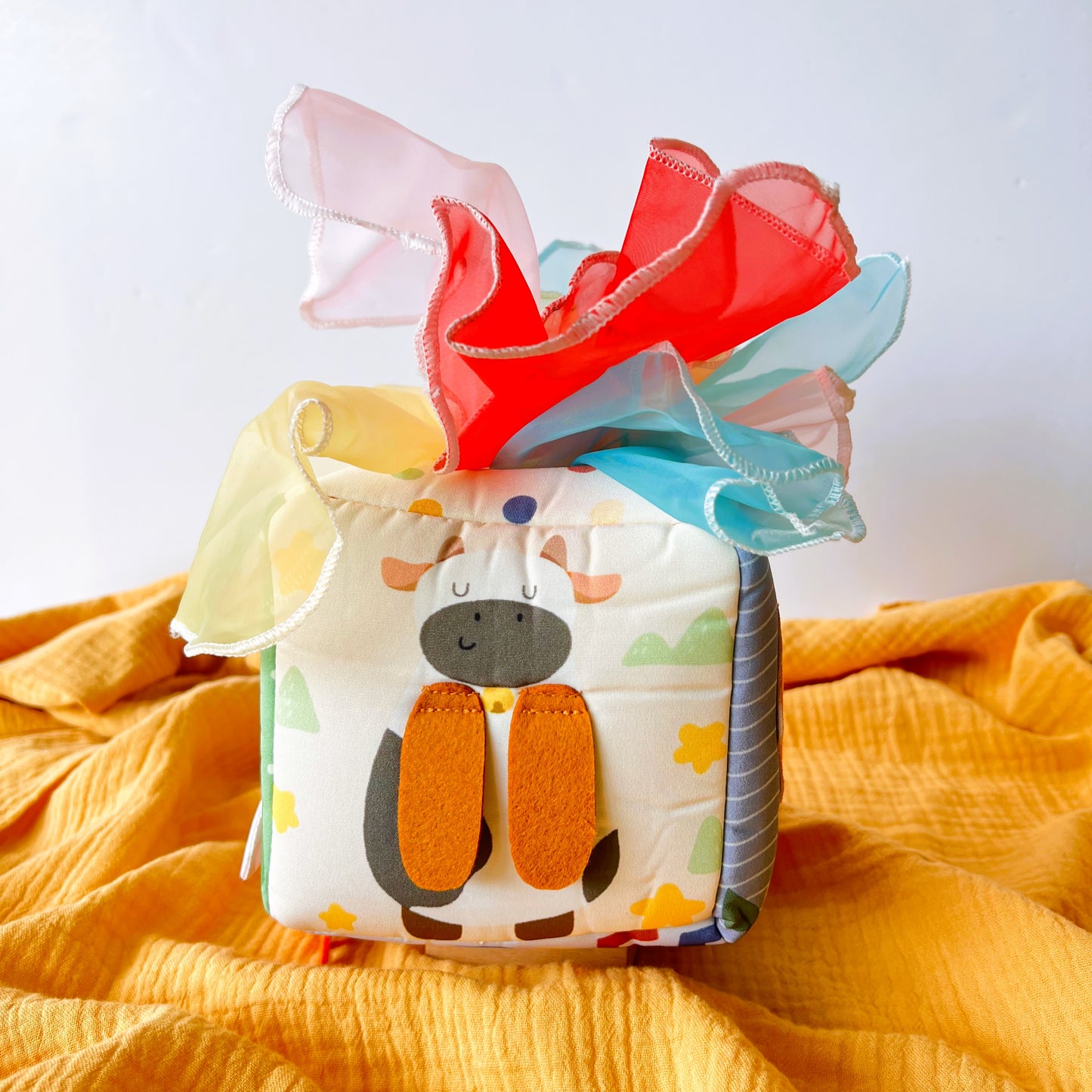 Caja Sensorial con Pañuelos de Tela – Arcoíris de Diversión