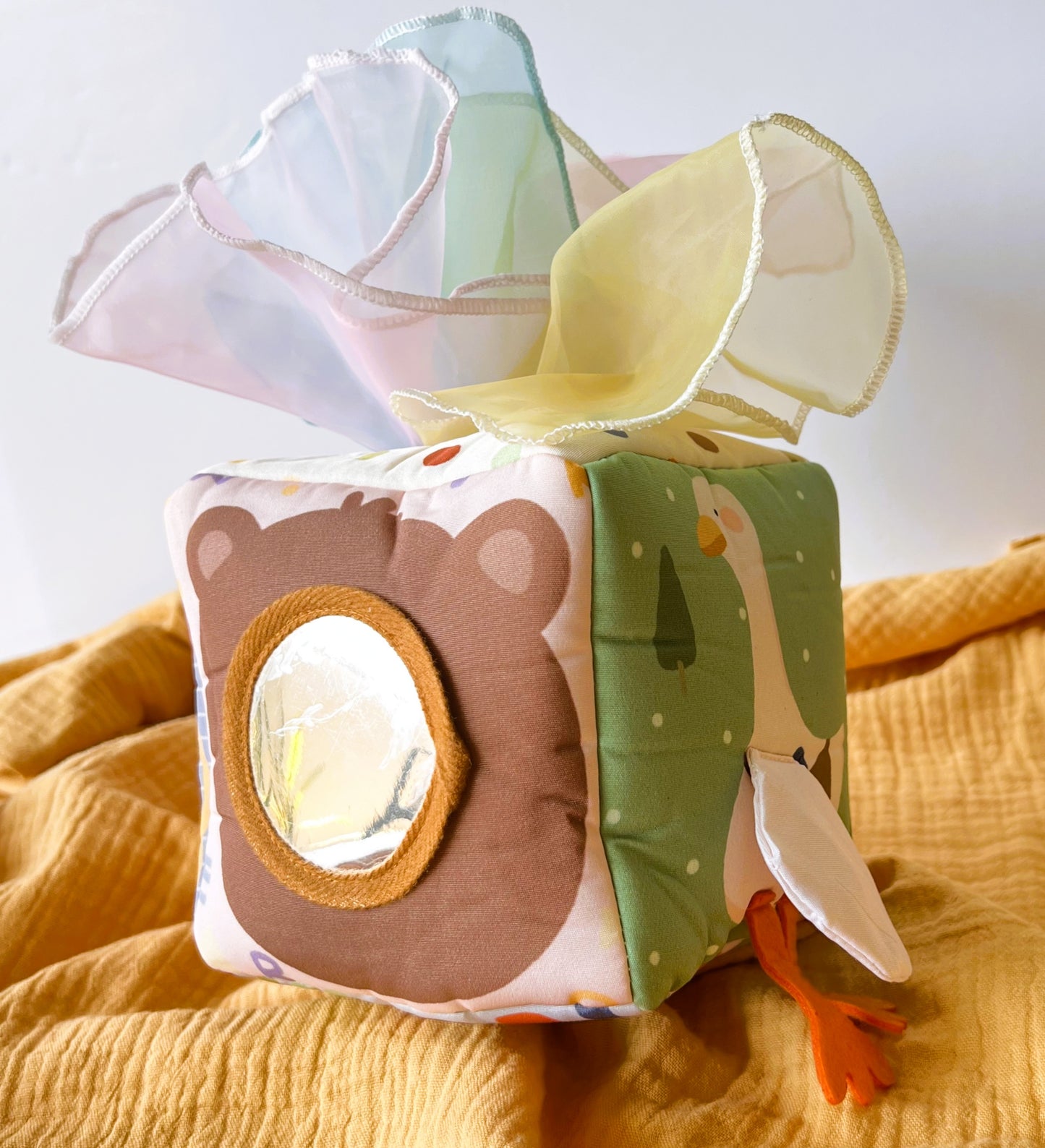 Caja Sensorial con Pañuelos de Tela – Arcoíris de Diversión