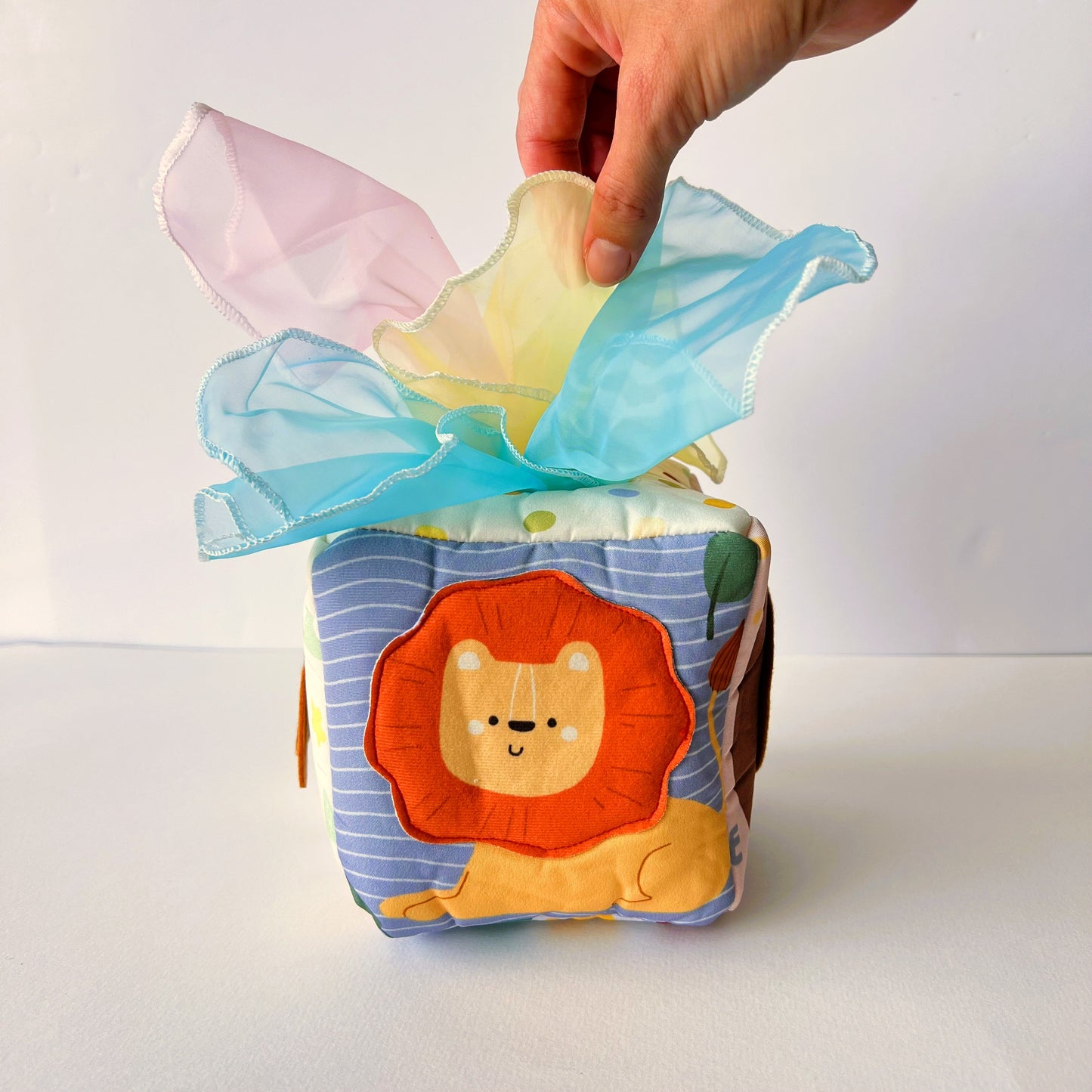 Caja Sensorial con Pañuelos de Tela – Arcoíris de Diversión