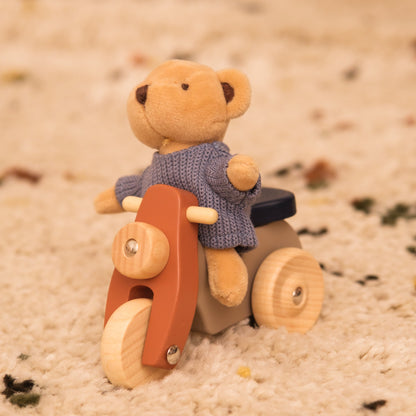Oso Alexis en Vespa