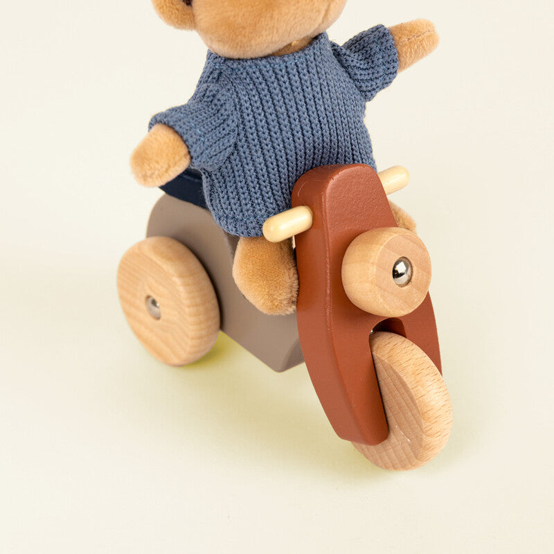 Oso Alexis en Vespa