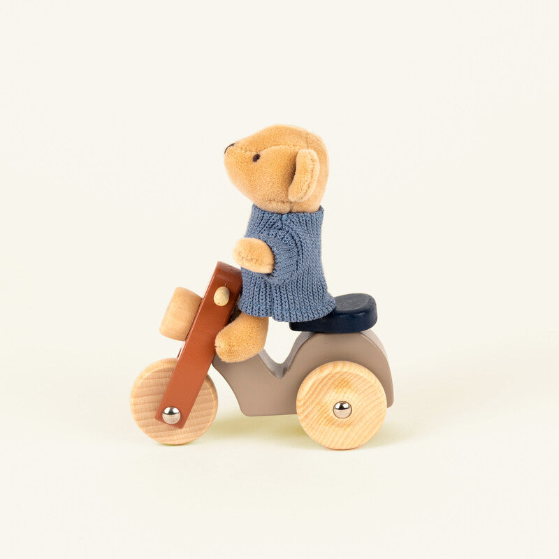 Oso Alexis en Vespa