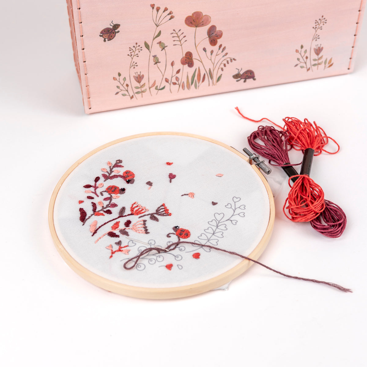 Maletín con Kit de Bordado Mariquita