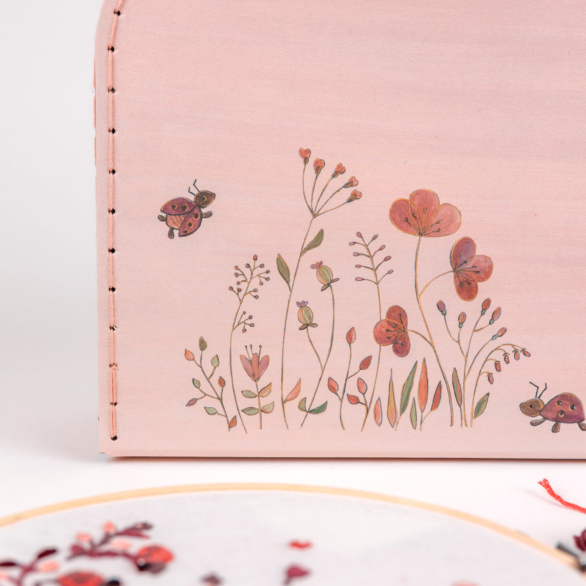 Maletín con Kit de Bordado Mariquita