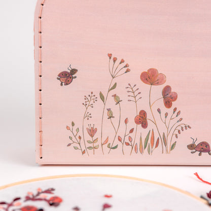 Maletín con Kit de Bordado Mariquita