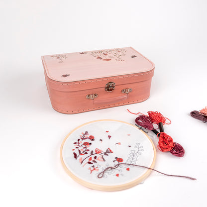 Maletín con Kit de Bordado Mariquita