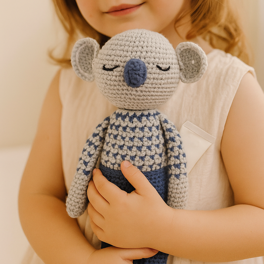 Peluche de Crochet con Cascabel 100% Algodón - KOALA PEPE - Regalo Bebé