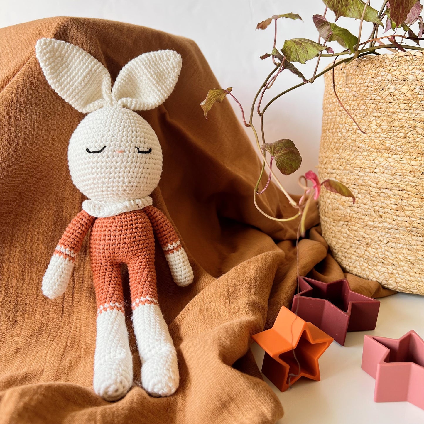 Conejo CIRO – Peluche de Crochet con Cascabel 100% Algodón