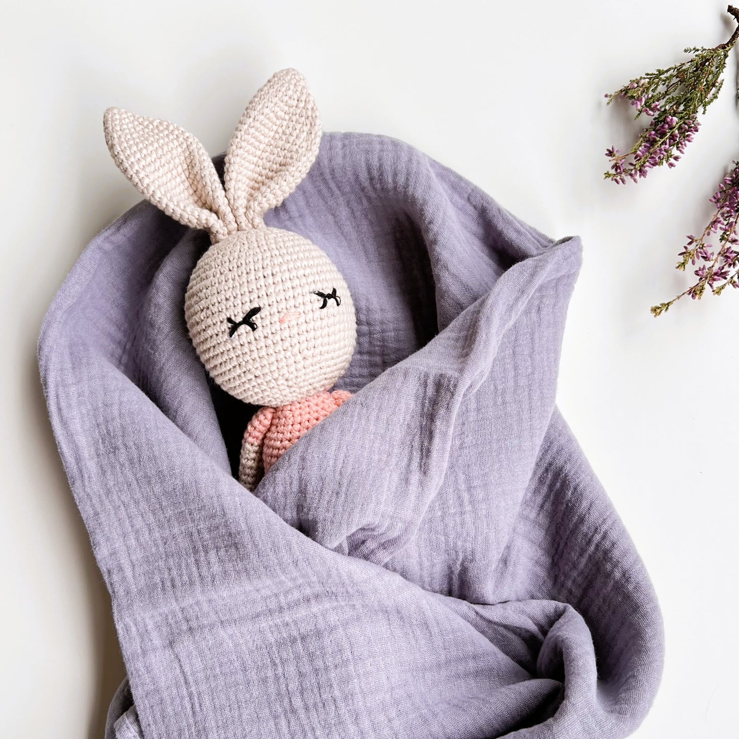 Coneja MILA – Peluche de Crochet con Cascabel 100% Algodón