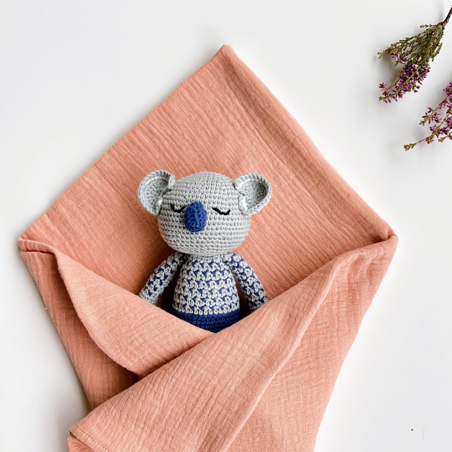 Koala PEPE – Peluche de Crochet con Cascabel 100% Algodón