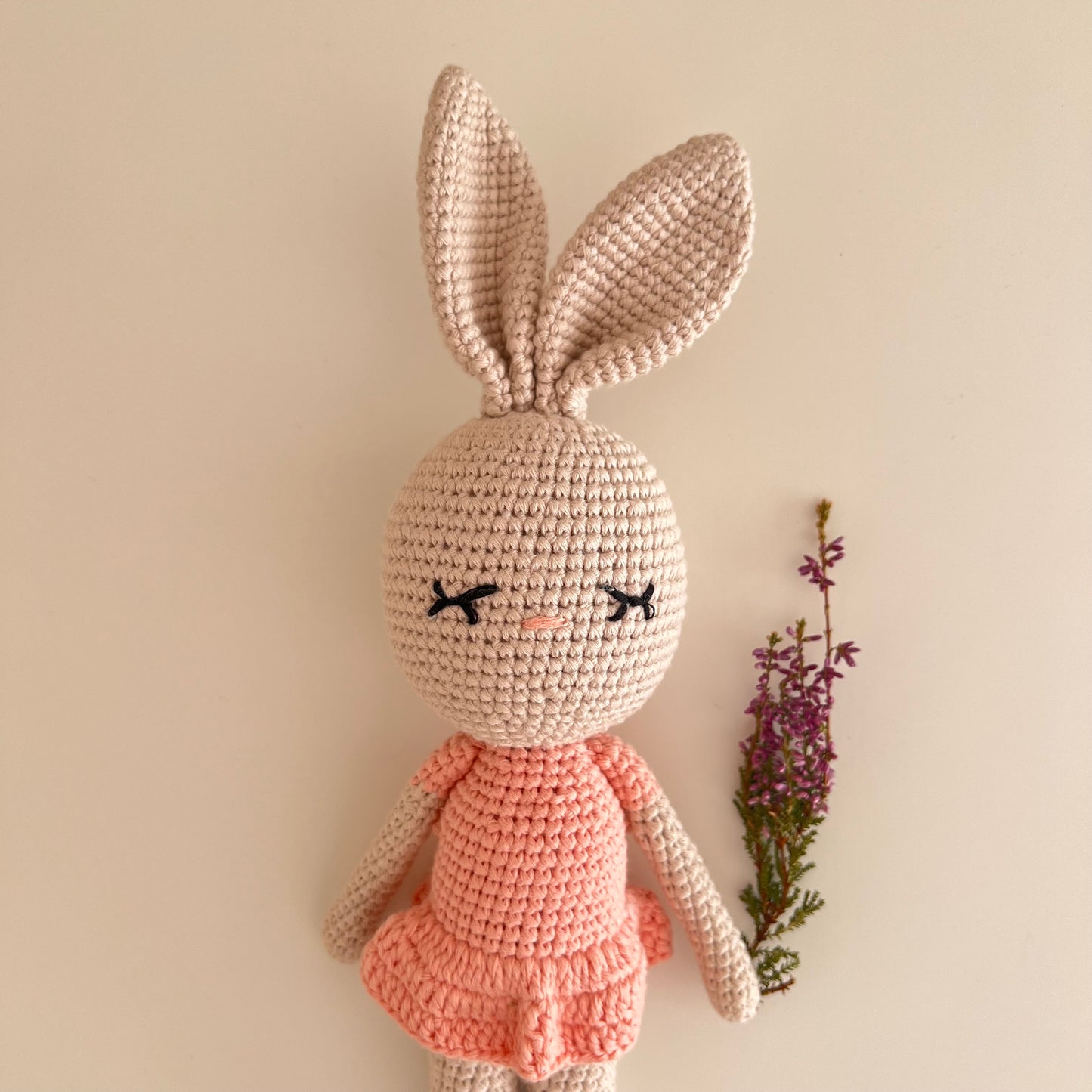 Coneja MILA – Peluche de Crochet con Cascabel 100% Algodón