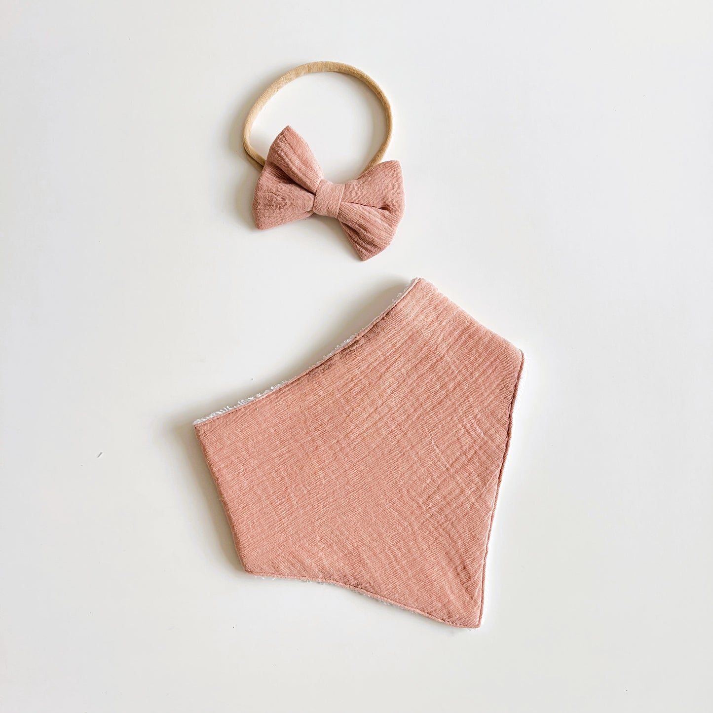 Set de 4 Baberos de Muselina y Toalla – 100% Algodón