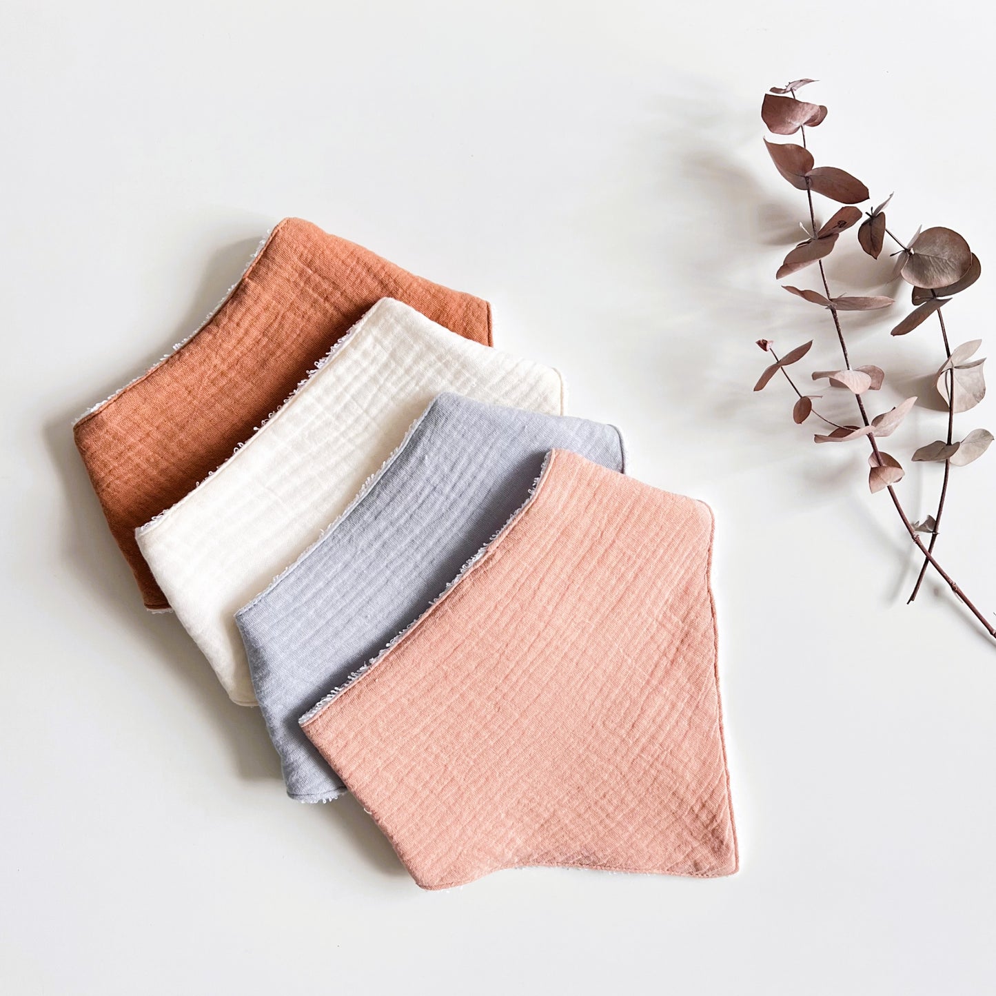 Set de 4 Baberos de Muselina y Toalla – 100% Algodón