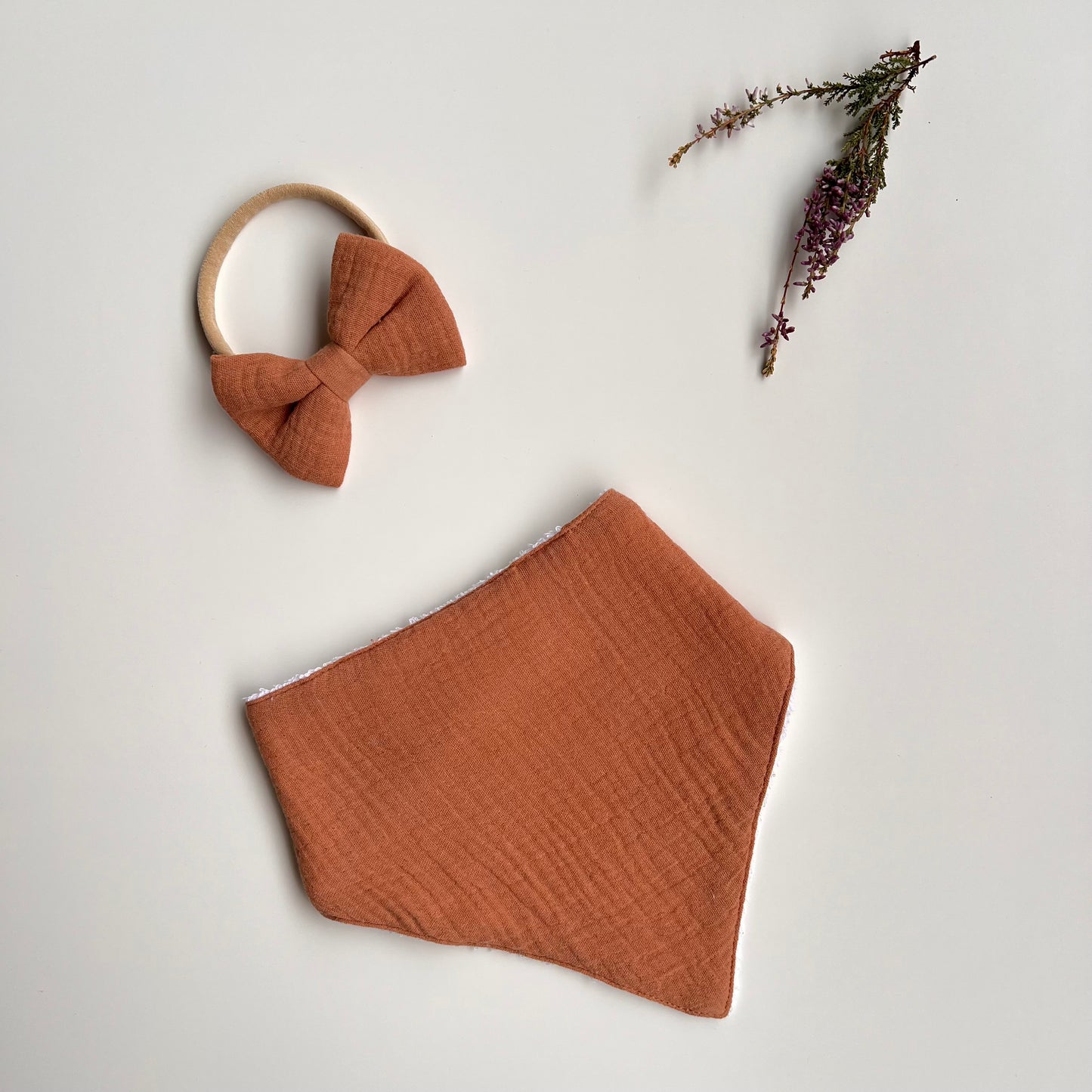 Set de 4 Baberos de Muselina y Toalla – 100% Algodón