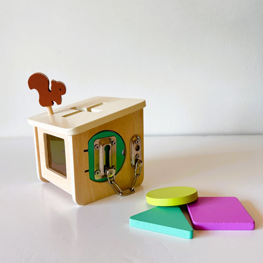 Caja de permanencia Montessori - Formas, cerraduras y ventanas