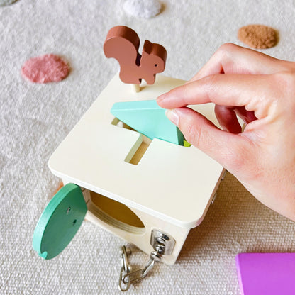 Montessori Permanent Object and Locks Box for babies from 18 months - Wood and Metal - Fine motor skills