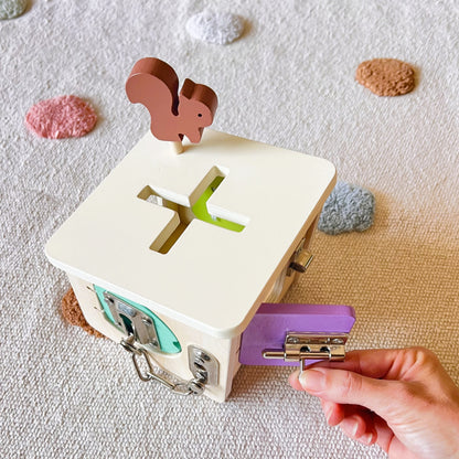 Montessori Permanent Object and Locks Box for babies from 18 months - Wood and Metal - Fine motor skills