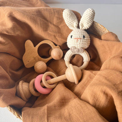 Set de bebé primeros juguetes – Conejito de Crochet y Madera - Recién Nacido